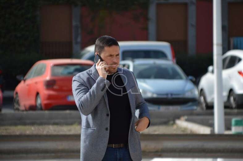 Héctor Suárez, esta mañana hablando por teléfono (Foto TA)